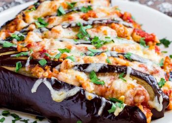 Griechische Küche: Gefüllte Aubergine mit Hack und Käse