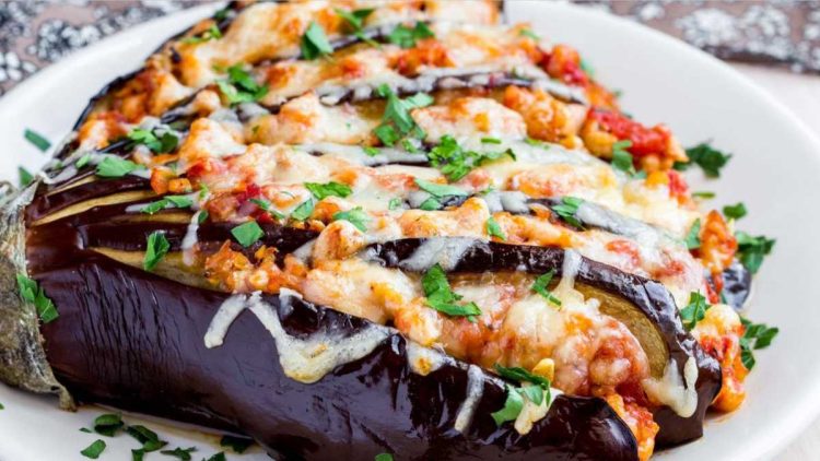 Griechische Küche: Gefüllte Aubergine mit Hack und Käse