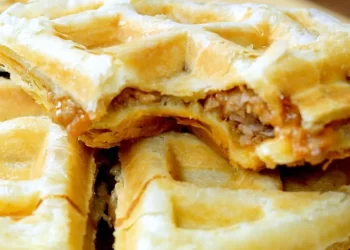 Blätterteig-Waffeln mit herzhafter Füllung: Blitzschnelles Frühstücks-Rezept