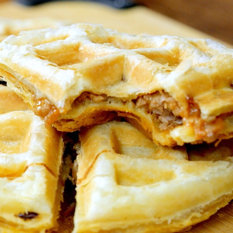 Blätterteig-Waffeln mit herzhafter Füllung: Blitzschnelles Frühstücks-Rezept