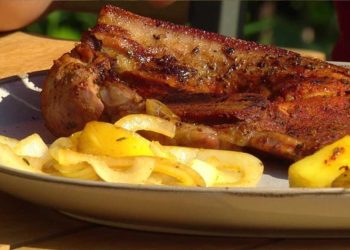 Holzfällersteak mit Kräuterbutter und Grillkartoffeln