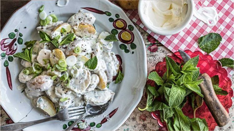 Kartoffelsalat in rustikal: Einfaches Rezept ohne schälen
