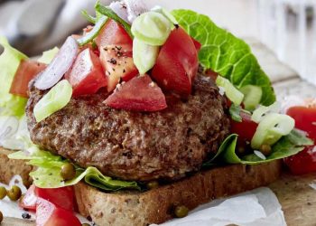 Leichter Beef-Burger mit grünem Pfeffer: 15-Minuten-Rezept
