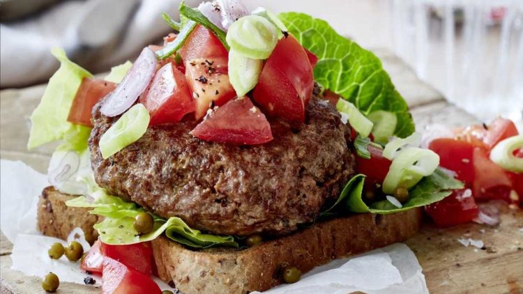 Leichter Beef-Burger mit grünem Pfeffer: 15-Minuten-Rezept