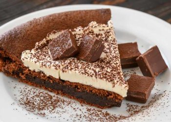 Ohne Backen: Stracciatella-Kuchen mit geschmolzener Schokolade und Mascarpone