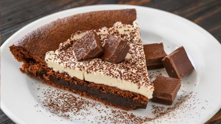 Ohne Backen: Stracciatella-Kuchen mit geschmolzener Schokolade und Mascarpone