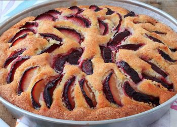 Omas traditioneller Zwetschgenkuchen mit luftigem Rührteig