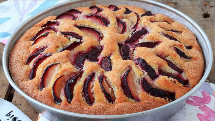 Omas traditioneller Zwetschgenkuchen mit luftigem Rührteig
