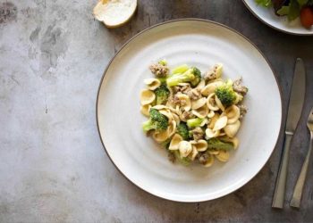 Orecchiette mit Salsiccia und Brokkoli