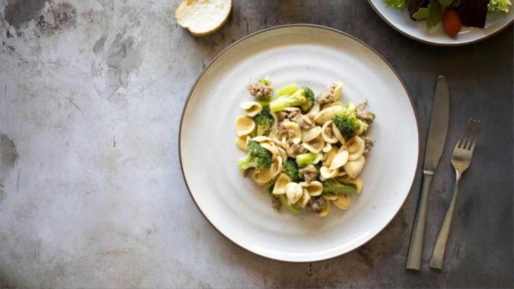 Orecchiette mit Salsiccia und Brokkoli