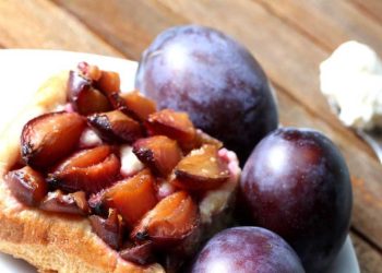 Pflaumenkuchen mit Zimt und Zucker – ein Klassiker im Sommer