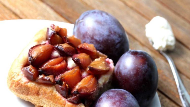 Pflaumenkuchen mit Zimt und Zucker – ein Klassiker im Sommer