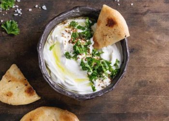 Protein-Dip mit griechischem Joghurt und Minze: Das schnelle Rezept für Grillgemüse und Brot