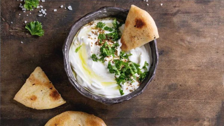 Protein-Dip mit griechischem Joghurt und Minze: Das schnelle Rezept für Grillgemüse und Brot