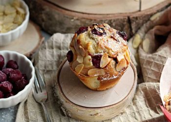 Rezept: Mandel-Kirsch-Muffins mit Hauben-Effekt