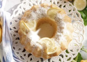 Saftiger Zitronen-Joghurtkuchen: Dieser Tassenkuchen landet im Handumdrehen im Ofen