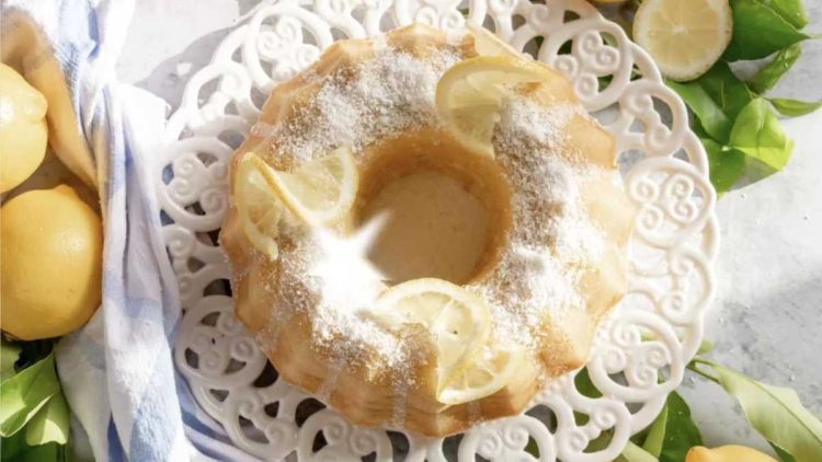 Saftiger Zitronen-Joghurtkuchen: Dieser Tassenkuchen landet im Handumdrehen im Ofen