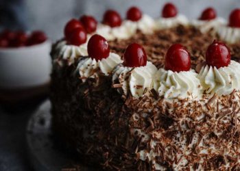 Sahne-Kirsch-Torte: Das klassische Rezept nach Omas Art für Geburtstage und Feiern im Sommer