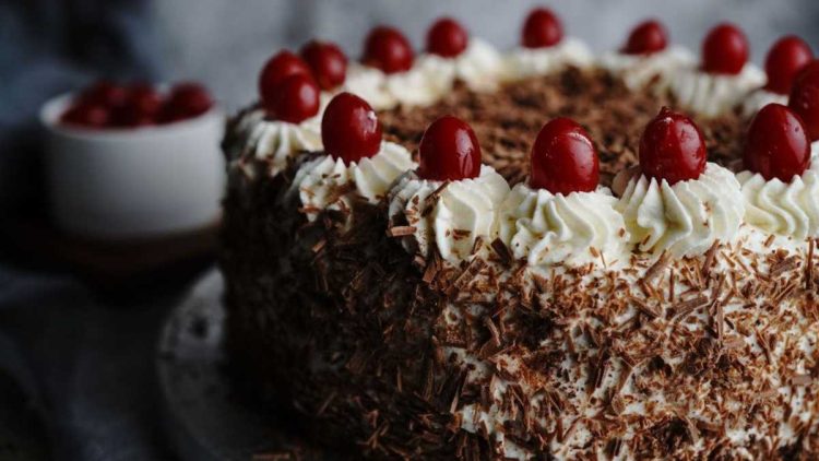 Sahne-Kirsch-Torte: Das klassische Rezept nach Omas Art für Geburtstage und Feiern im Sommer