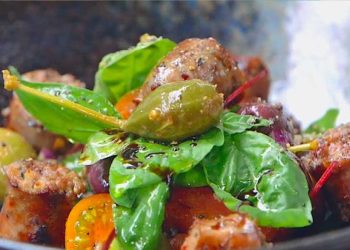 Salsiccia-Salat mit Tomaten und Büffel-Mozzarella