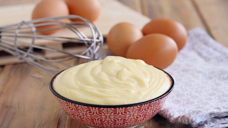 Selbstgemachte Mayonnaise mit gekochten Eiern!