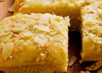 Wie vom Bäcker: Herrlich fluffiger Butterkuchen mit Mandeln
