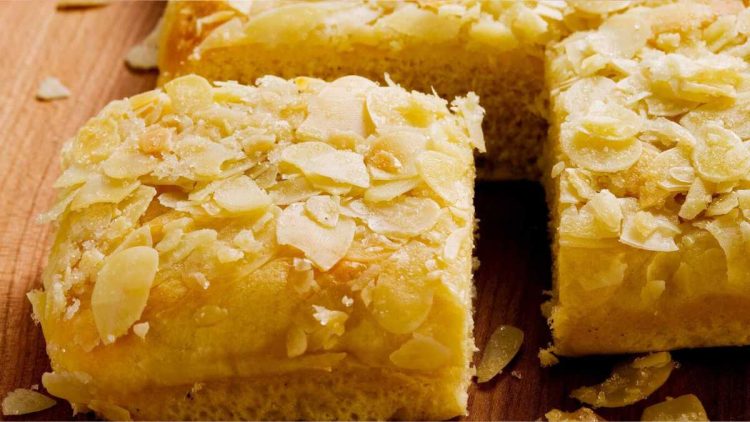 Wie vom Bäcker: Herrlich fluffiger Butterkuchen mit Mandeln