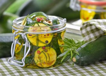 Zucchini einlegen: Wie man das Gemüse für den Winter haltbar macht