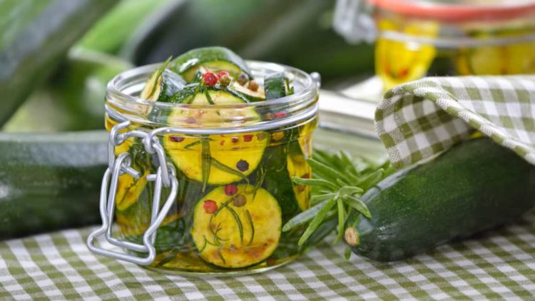 Zucchini einlegen: Wie man das Gemüse für den Winter haltbar macht