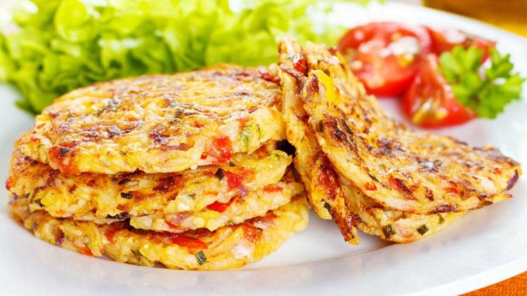 Zucchini-Karottenpuffer mit Joghurtdip