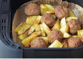 Fleischbällchen und Kartoffeln aus der Heißluftfritteuse