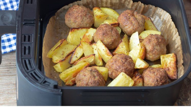 Fleischbällchen und Kartoffeln aus der Heißluftfritteuse