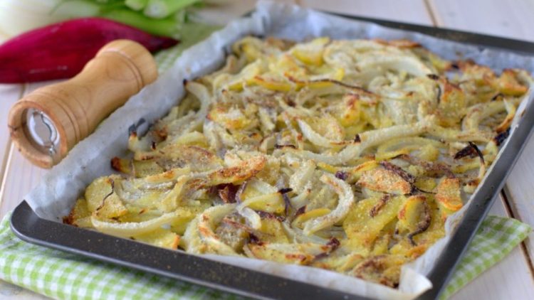 Im Ofen gebackener Fenchel mit Kartoffeln und Zwiebeln
