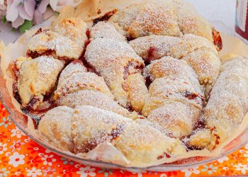 Marmeladen-Croissant-Kuchen mit Walnüssen