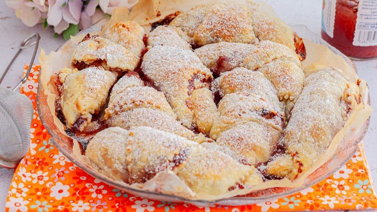 Marmeladen-Croissant-Kuchen mit Walnüssen