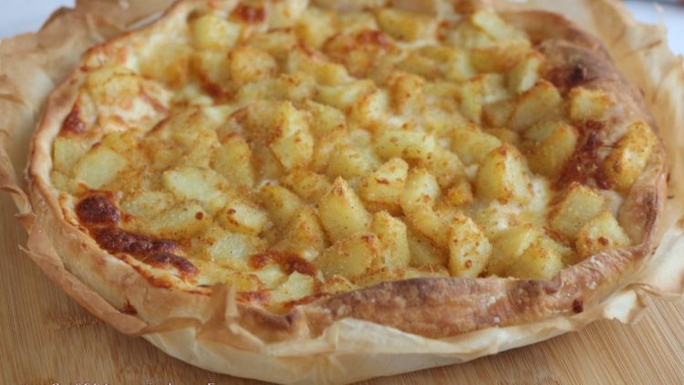 Rustikale Torte mit sandigen Kartoffeln