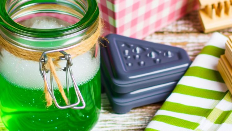 Selbstgemachtes Spülmittel: Spare Geld und ersetze chemische Reiniger!