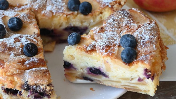 Apfel-Joghurt-Heidelbeeren-Kuchen