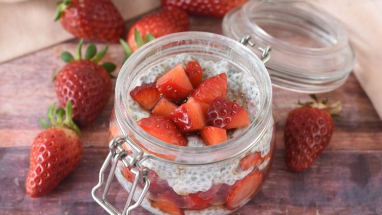 Erdbeer-Chia-Pudding mit Joghurt