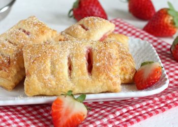 Erdbeeren Blätterteigtaschen