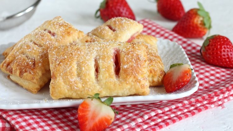 Erdbeeren Blätterteigtaschen