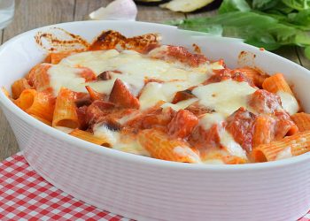 Nudelauflauf mit Auberginen und Mozzarella