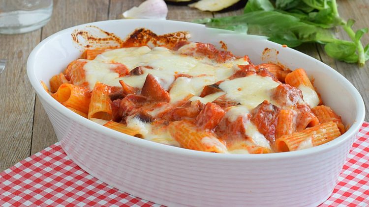 Nudelauflauf mit Auberginen und Mozzarella
