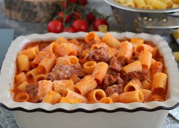 Schneller Pasta-Auflauf mit Würstchensauce und Béchamel