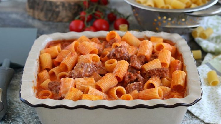 Schneller Pasta-Auflauf mit Würstchensauce und Béchamel