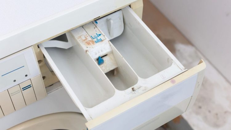 Verschmutzte Waschmaschinenschublade