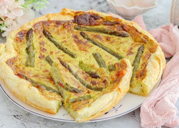Blätterteigtorte mit Spargel und Speck