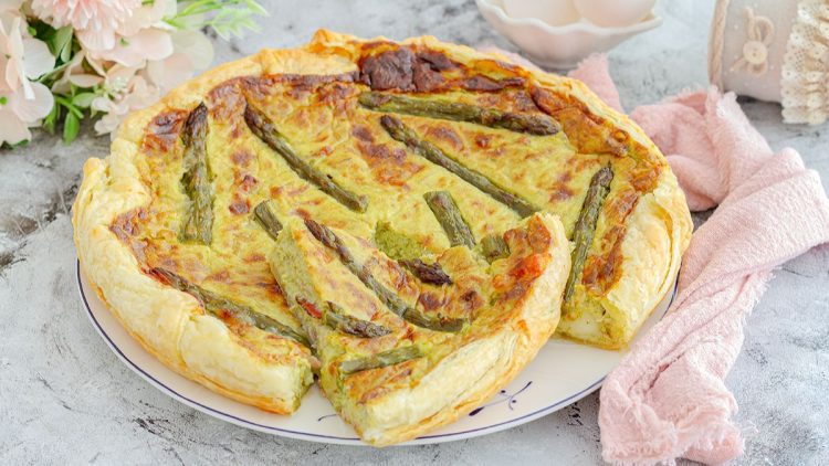 Blätterteigtorte mit Spargel und Speck