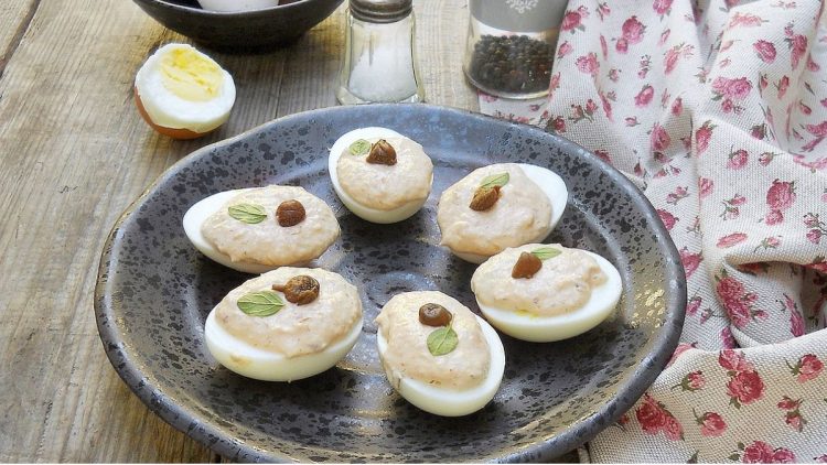 Gefüllte Eier mit Tunfischsauce