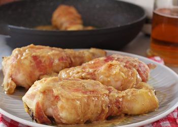 Hähnchenkeulen mit Senf und Speck